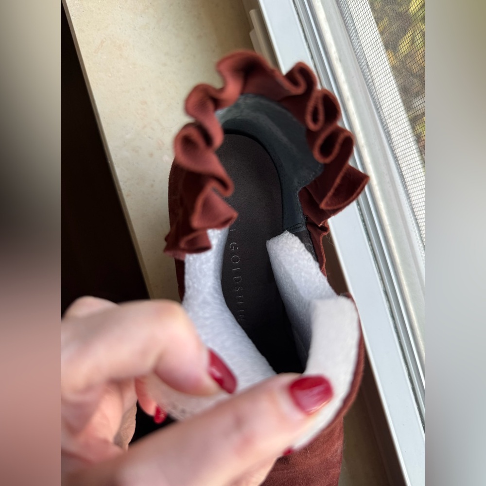 ❤️ Lori Goldstein burgundy, suede leather ankle booties. - Picture 4 of 9